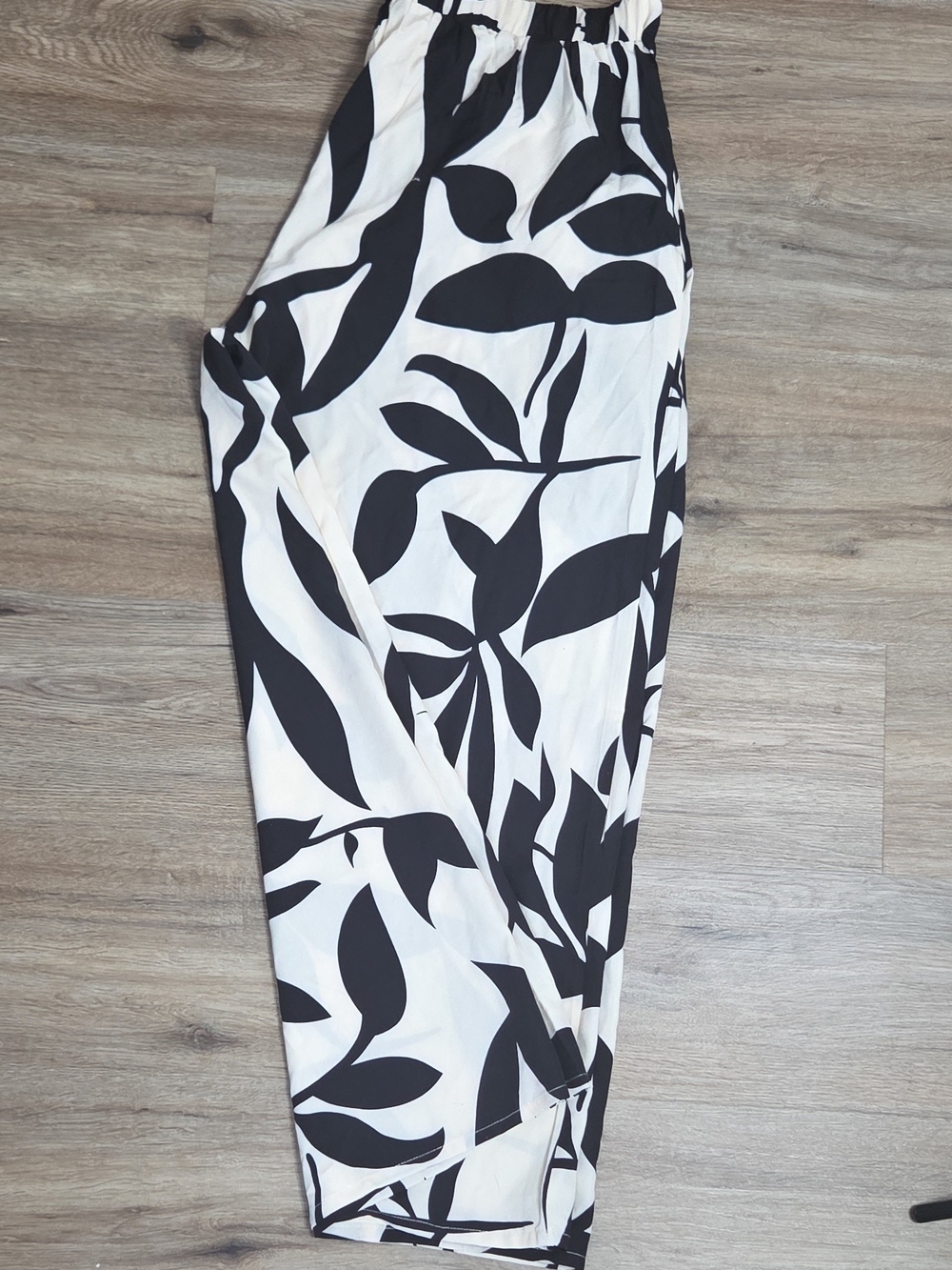 Women's Cream & Black Leaf-Print Elastic Waist Pants
